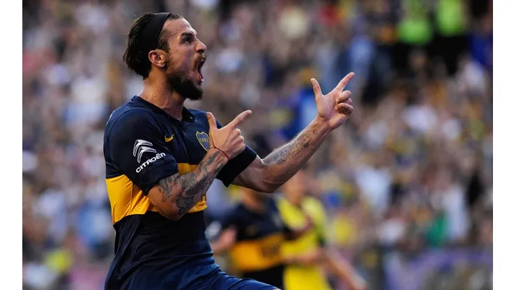 Daniel Osvaldo festejando un gol con la camiseta de Boca.