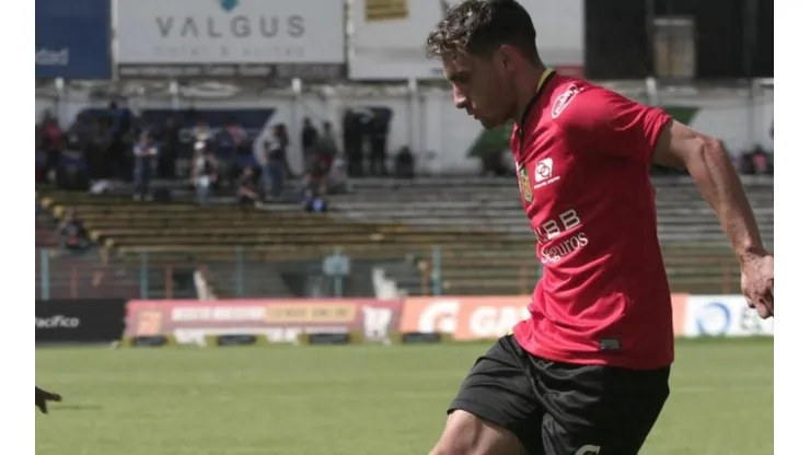 Emmanuel Martínez jugando para Deportivo Cuenca.