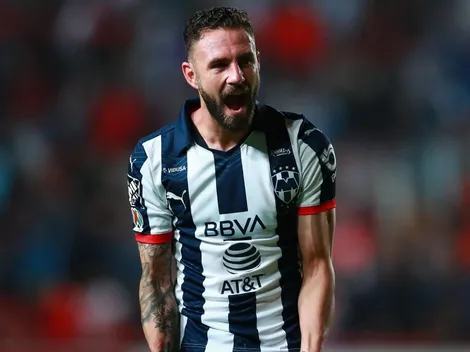 Miguel Layún se rindió a los pies de sus compañeros tras el triunfazo ante América