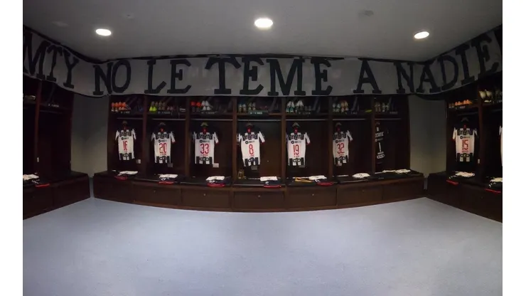 El vestidor de Monterrey recibió a los jugadores con una bandera