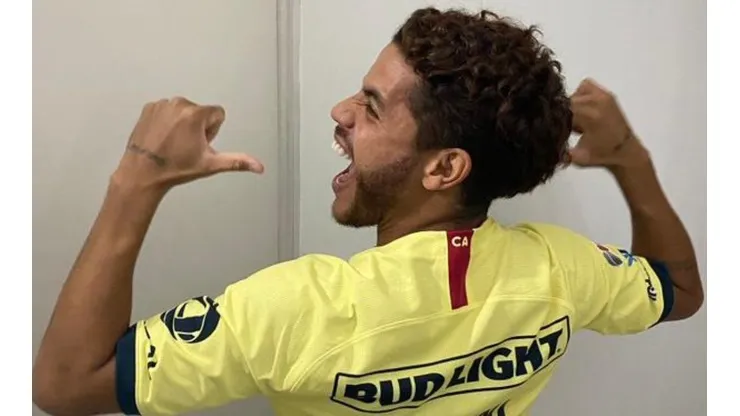 Le queda genial: Jona dos Santos lució la playera de América