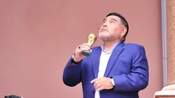 Con la Copa del Mundo en mano: Maradona salió al balcón de la Casa Rosada y generó una locura total