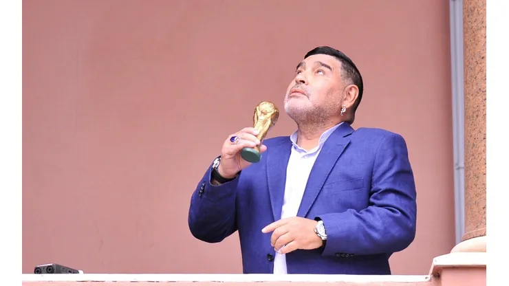 Con la Copa del Mundo en mano: Maradona salió al balcón de la Casa Rosada y generó una locura total