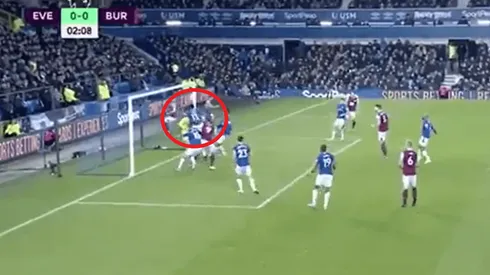 Yerry Mina se vistió de héroe y salvó en la línea al Everton