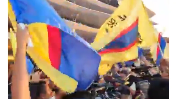 ¡Impresionante! El recibimiento de los aficionados del América su equipo en el Aeropuerto de Monterrey
