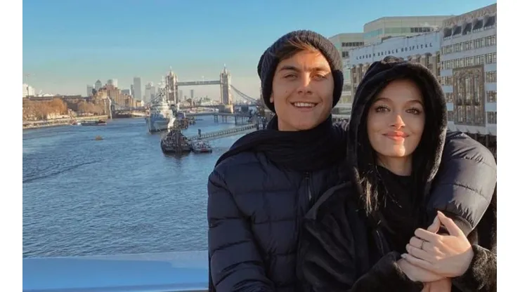 De blancos y radiantes: la foto que eligió Dybala para festejar Navidad con Oriana Sabatini