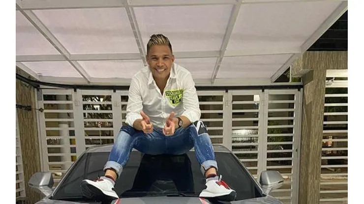 Ya en Barranquilla, Teo se subió a su lujoso deportivo y metió foto mostrando un llamativo detalle