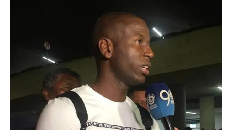 Prensa e hinchas le dieron la bienvenida a Adrián Ramos a su llegada a Cali.