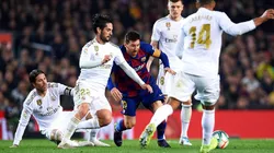 Foto de Isco enfrentando a Lionel Messi.