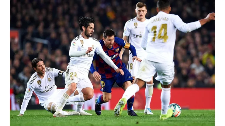 Foto de Isco enfrentando a Lionel Messi.