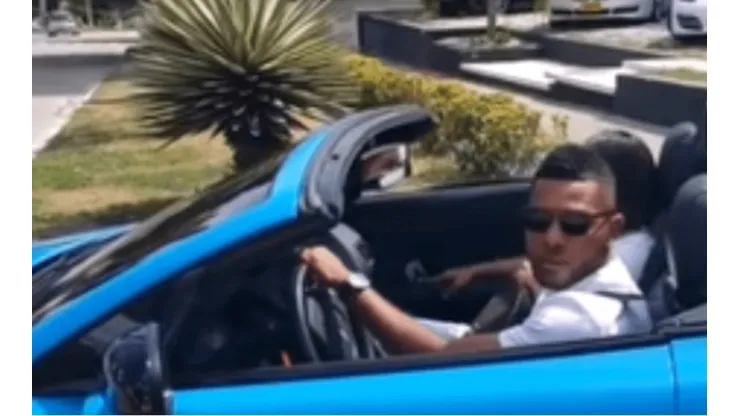 Video: en carro convertible recorre Miguel Borja las calles de Barranquilla