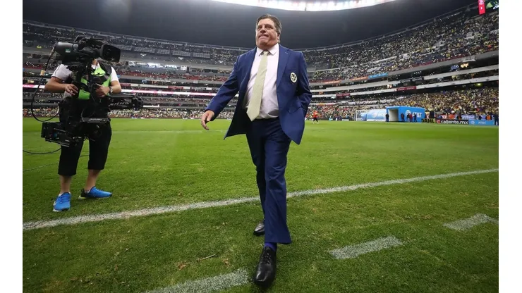 ¿Justo ahora? Negro Santos tiró leña al fuego y discutió a Miguel Herrera como entrenador