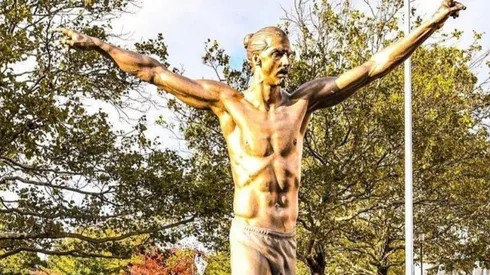 Vandalizaron la estatua de Ibrahimovic y esta vez le sacaron su distintivo
