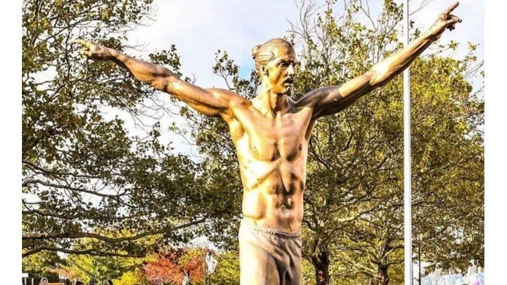Vandalizaron la estatua de Ibrahimovic y esta vez le sacaron su distintivo
