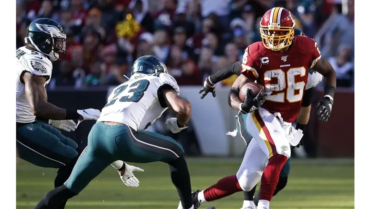 No vas a poder creer lo que hizo Adrian Peterson con el balón del récord.