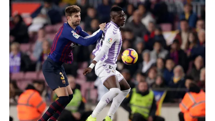 Stiven Plaza enfrentando a Barcelona.