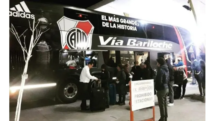 Usaron el micro de River y un hincha de Boca no se quería subir