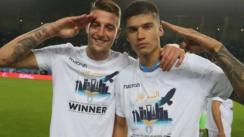 Como un bebé: la foto de Joaquín Correa con la Supercopa de Italia