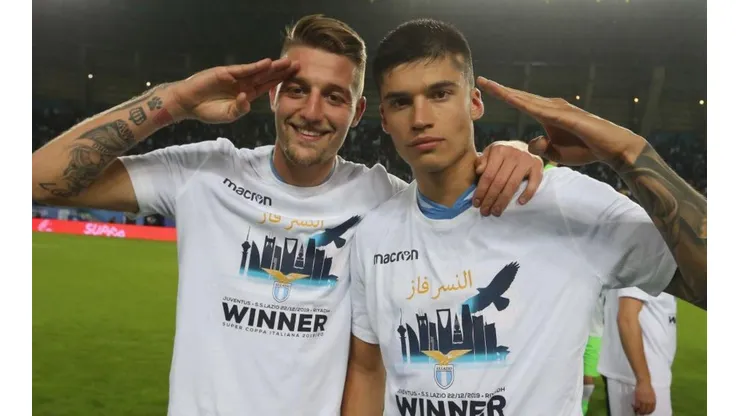 Como un bebé: la foto de Joaquín Correa con la Supercopa de Italia