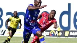 Pedro Perlaza defendiendo los colores de Delfín.