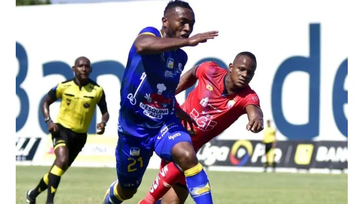 Pedro Perlaza defendiendo los colores de Delfín.