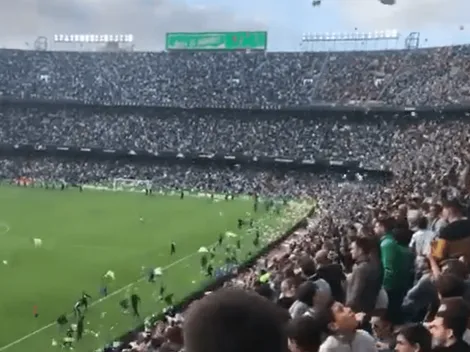 Gran gesto: la hinchada del Betis tiró peluches a la cancha para donarlos