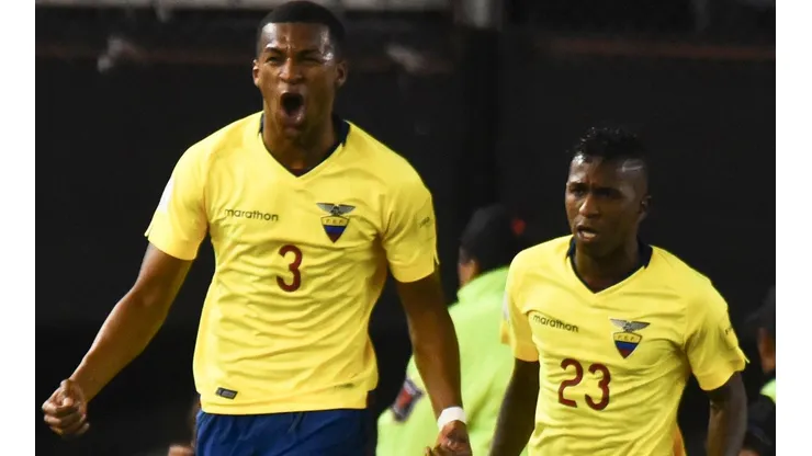 Frickson Erazo festejando un tanto en la Selección Ecuador.
