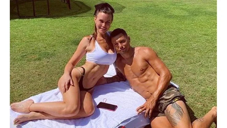 La esposa de Mauro Zárate lo filmó 'ahí abajo' y subió video babeándose