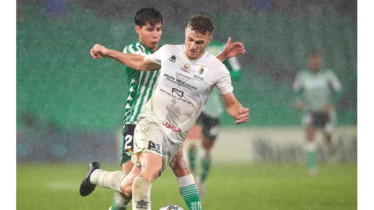 Lainez volvió de titular con un golazo de tiro libre y Betis aplastó a Antoniano