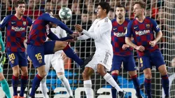 PLANCHAZO. Lenglet le plancha los tapones a Varane (Foto: Getty).