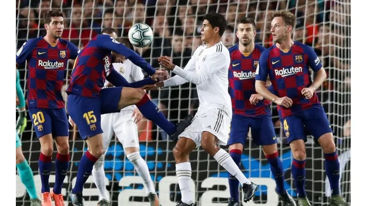 PLANCHAZO. Lenglet le plancha los tapones a Varane (Foto: Getty).