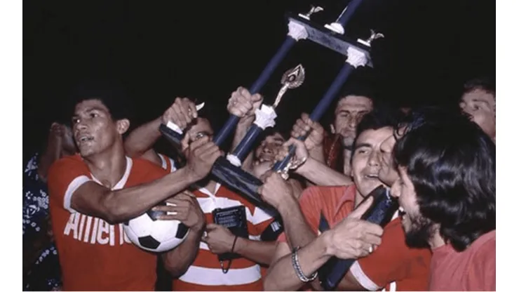 Hinchas del América de Cali celebran 40 años de conseguir su primera estrella