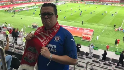 Escamilla "apoyó" al Liverpool con la playera de Cruz Azul