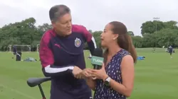 Peláez llegó en bicicleta y casi atropella a una reportera