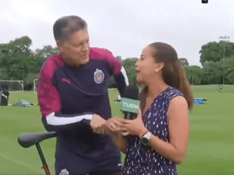 Peláez llegó en bicicleta y casi atropella a una reportera