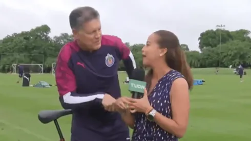 Peláez llegó en bicicleta y casi atropella a una reportera