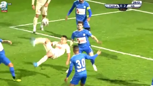 La acrobacia de Radamel Falcao en la Copa de Turquía.