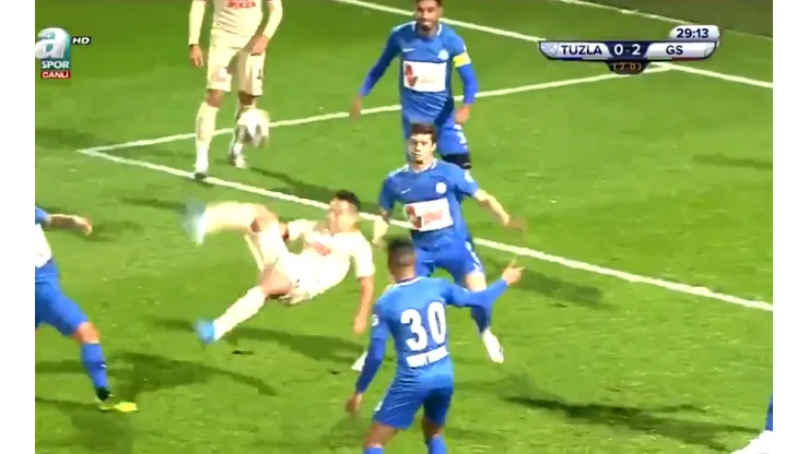La acrobacia de Radamel Falcao en la Copa de Turquía.