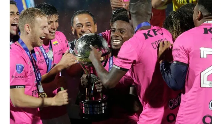 Trofeo de la Copa Conmebol Sudamericana.