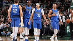 Los Mavericks anotaron tras una excelente jugada que involucró a todos los jugadores.