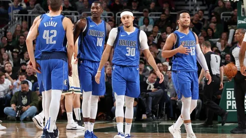 Los Mavericks anotaron tras una excelente jugada que involucró a todos los jugadores.