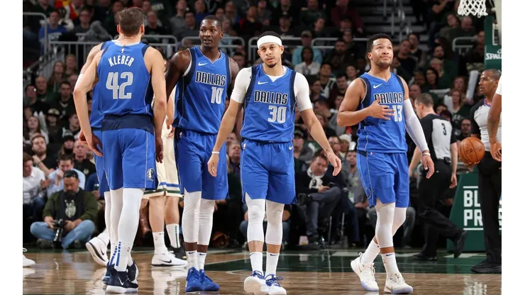 Los Mavericks anotaron tras una excelente jugada que involucró a todos los jugadores.