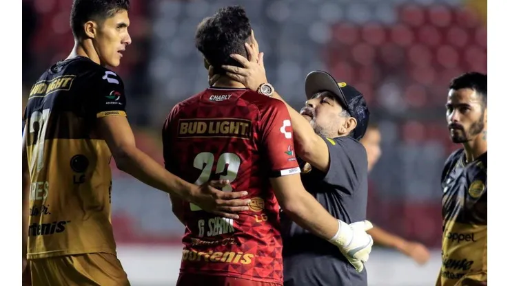 Maradona se va a enojar: iba a llegar a Gimnasia pero jugará en Paraguay