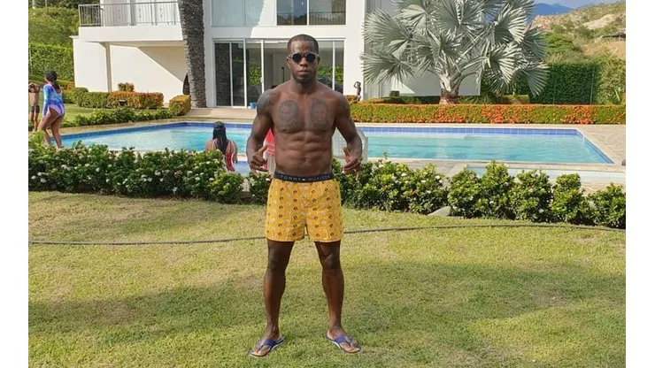 Carmelo Valencia, tras firmar con Junior, presume de sus carros en Instagram