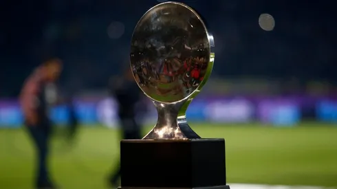 El trofeo de la Copa Superliga.