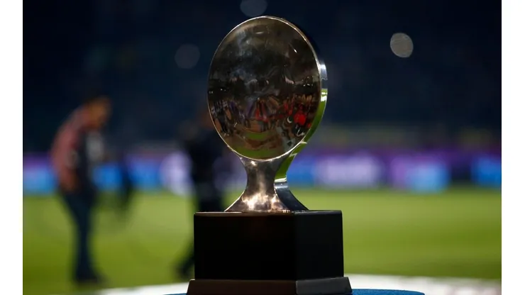 El trofeo de la Copa Superliga.