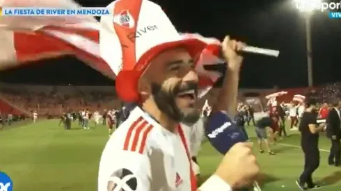 Pinola agarró el micrófono en plena entrevista y se volvió loco cantando contra Boca