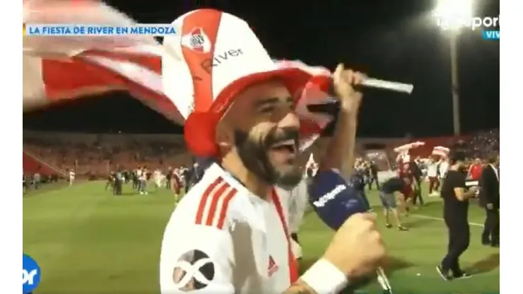 Pinola agarró el micrófono en plena entrevista y se volvió loco cantando contra Boca