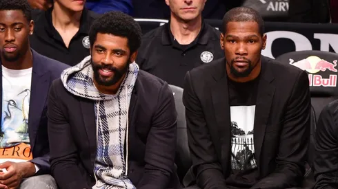 Las estrellas de los Nets viven a su manera los encuentros de su equipo.