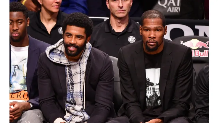 Las estrellas de los Nets viven a su manera los encuentros de su equipo.